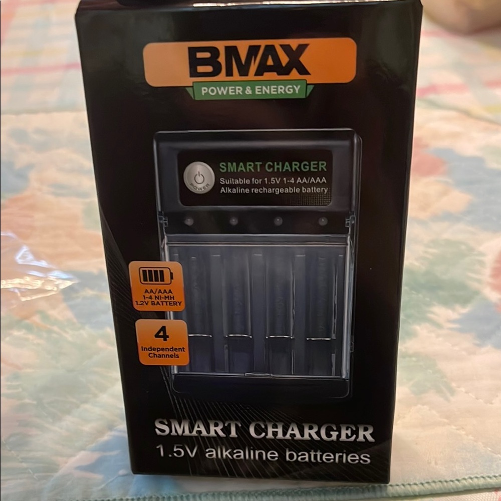 Black Smart Charger for AA/AAA Batteries